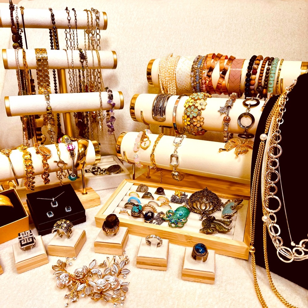 LIVE AUCTION! $5 low start sale 💫